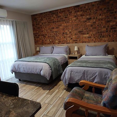 Twins Guest House Vanderbijlpark Extérieur photo