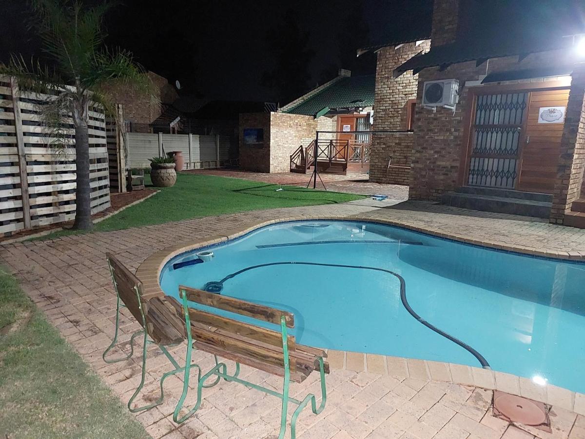 Twins Guest House Vanderbijlpark Extérieur photo